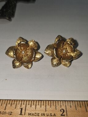 HOBE Clip Gold Flower Pearl Center Earrings -